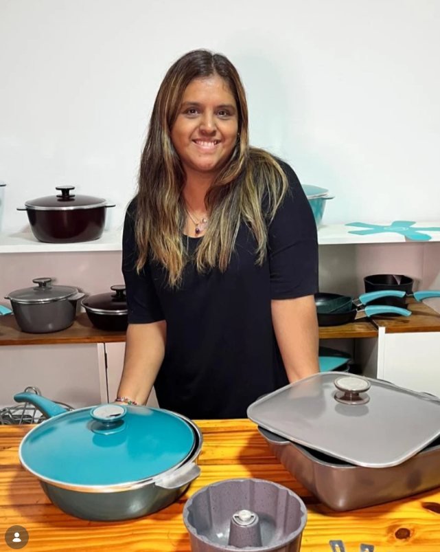 Sofi Romano sonriente detrás de una mesa llena de piezas Essen